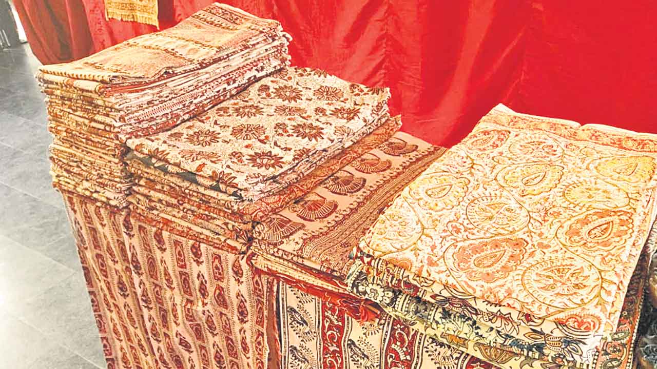 రష్యా ఎగ్జిబిషన్‌లో వరంగల్‌ కలంకారి దరీస్‌