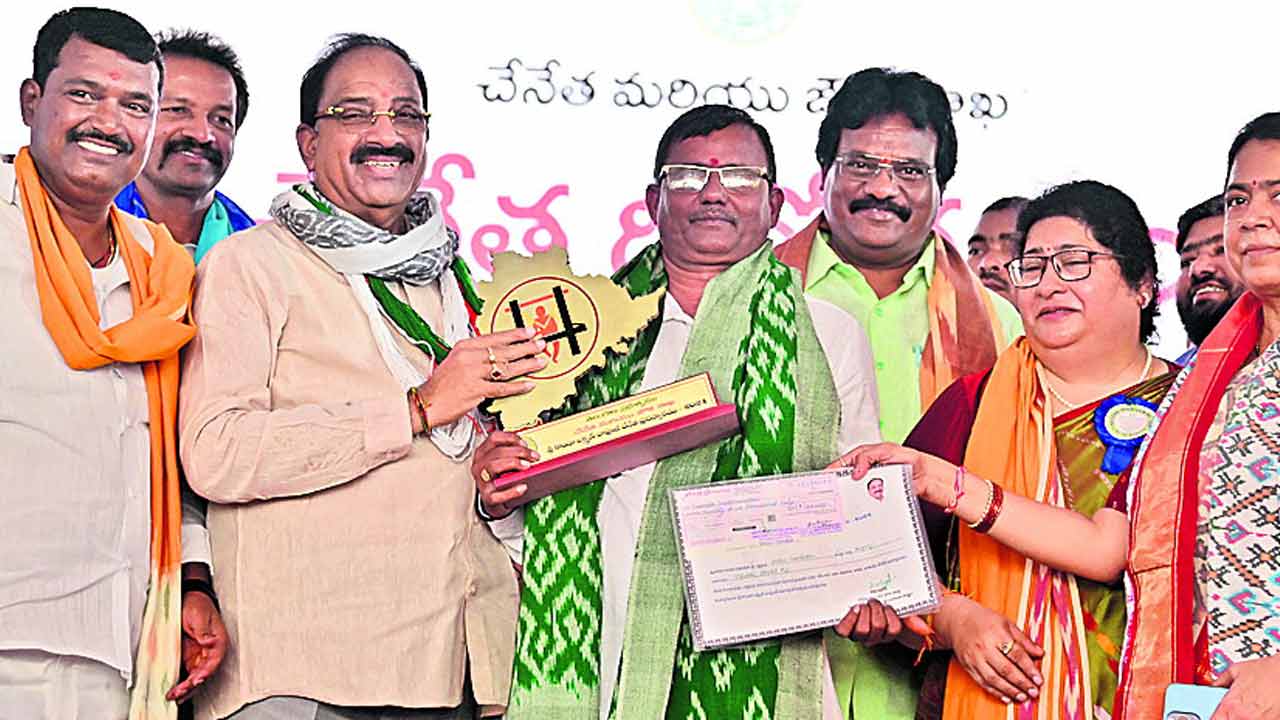 అవార్డులు అందుకున్న ఓరుగల్లు నేతన్నలు