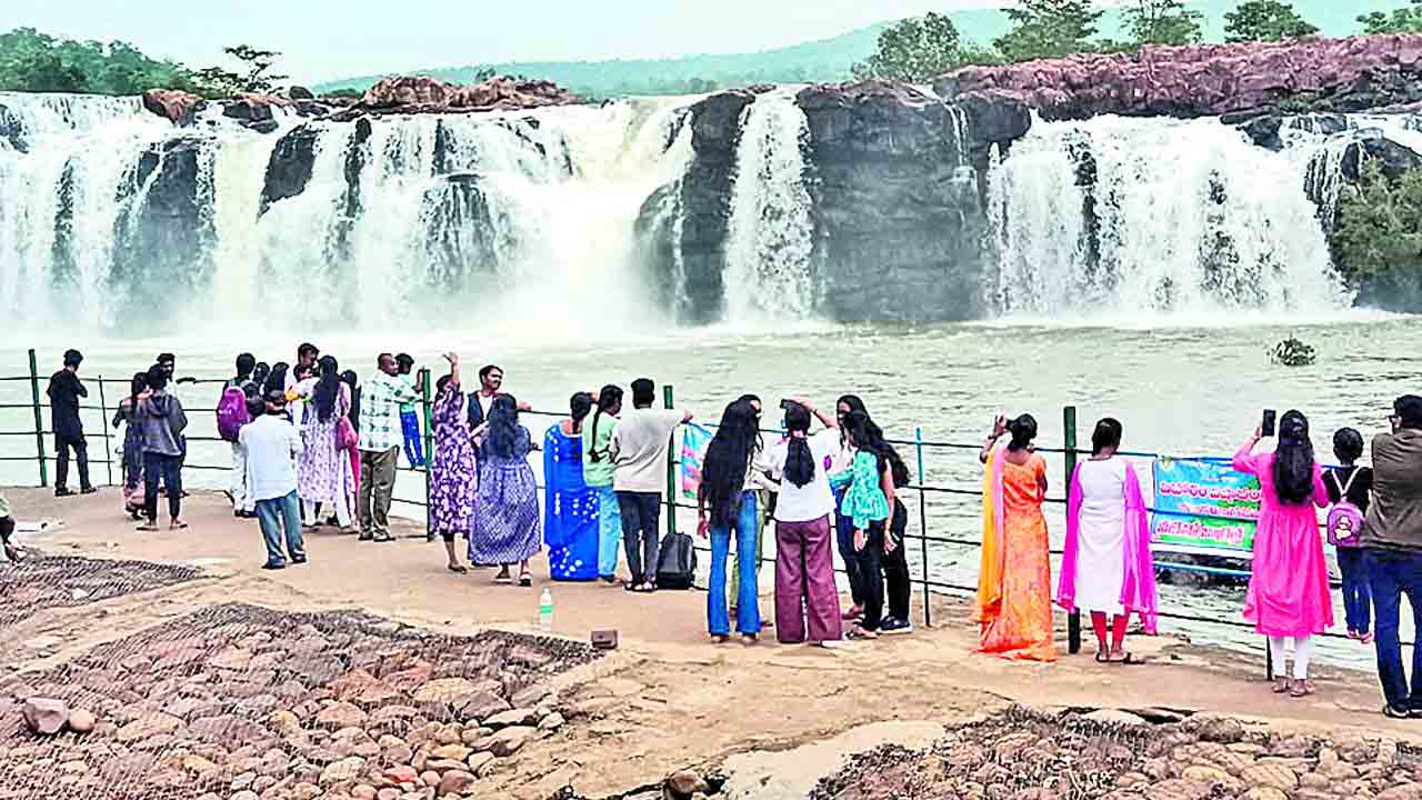 బొగత హొయలు.. చిట్టిముత్యాల చిందులు