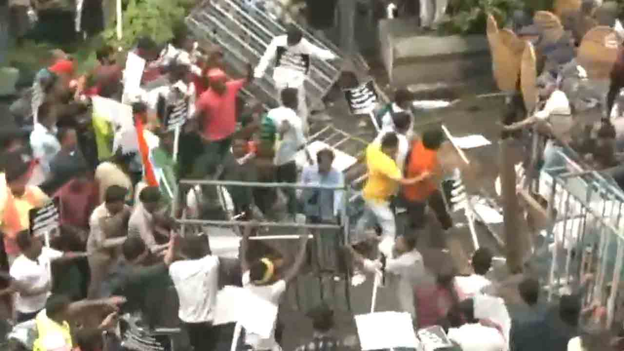 Kolkata | బారికేడ్లను బద్దలు కొట్టి, పోలీసులపై రాళ్లురువ్వి.. బెంగాల్లో ఉద్రిక్తతకు దారితీసిన విద్యార్థుల ఆందోళన