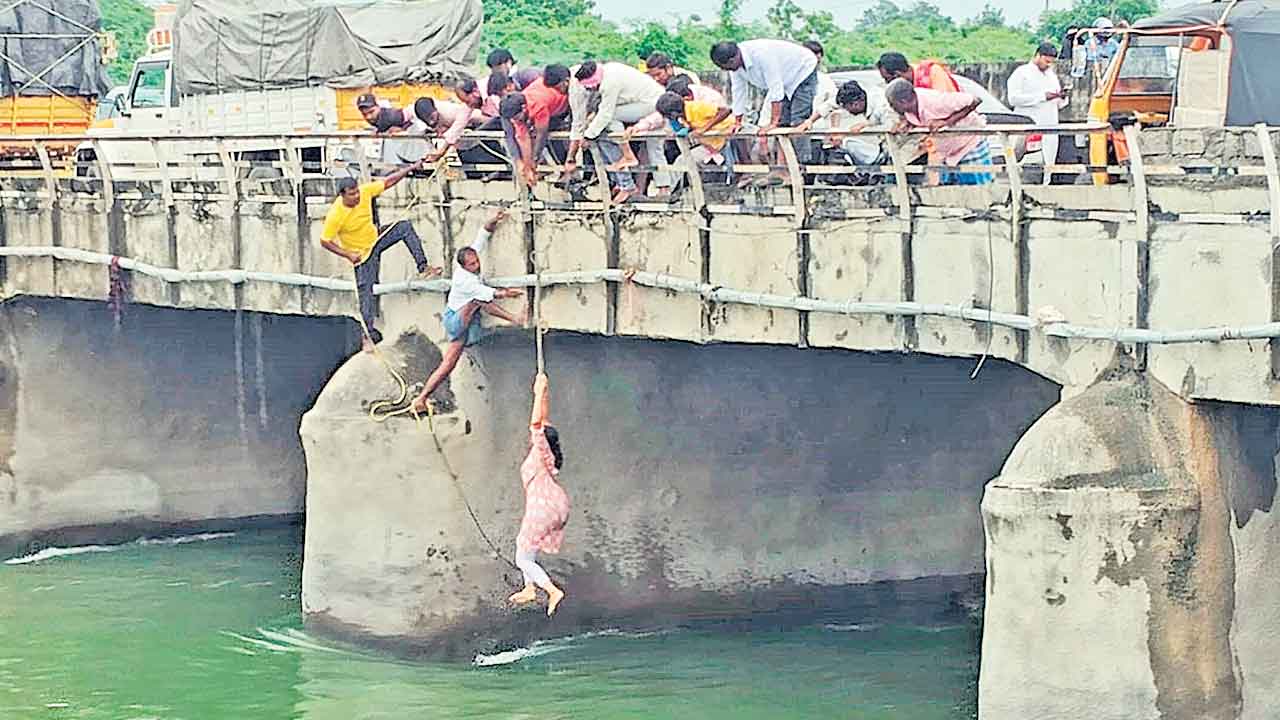 Selfie | ప్రాణం మీదికి తెచ్చిన సెల్ఫీ సరదా.. సాగర్‌ ఎడమ కాల్వలో పడిన మహిళ