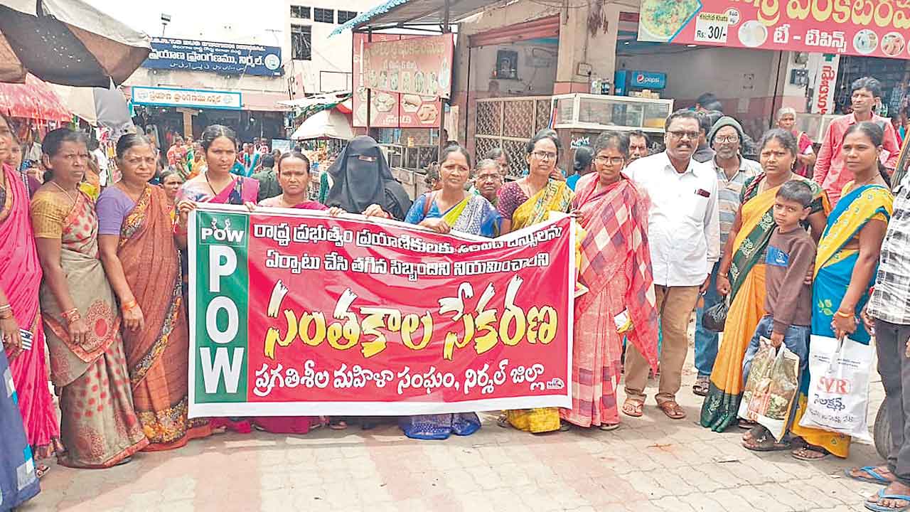 ఆర్టీసీ బస్సులు పెంచాలంటూ మహిళల ధర్నా