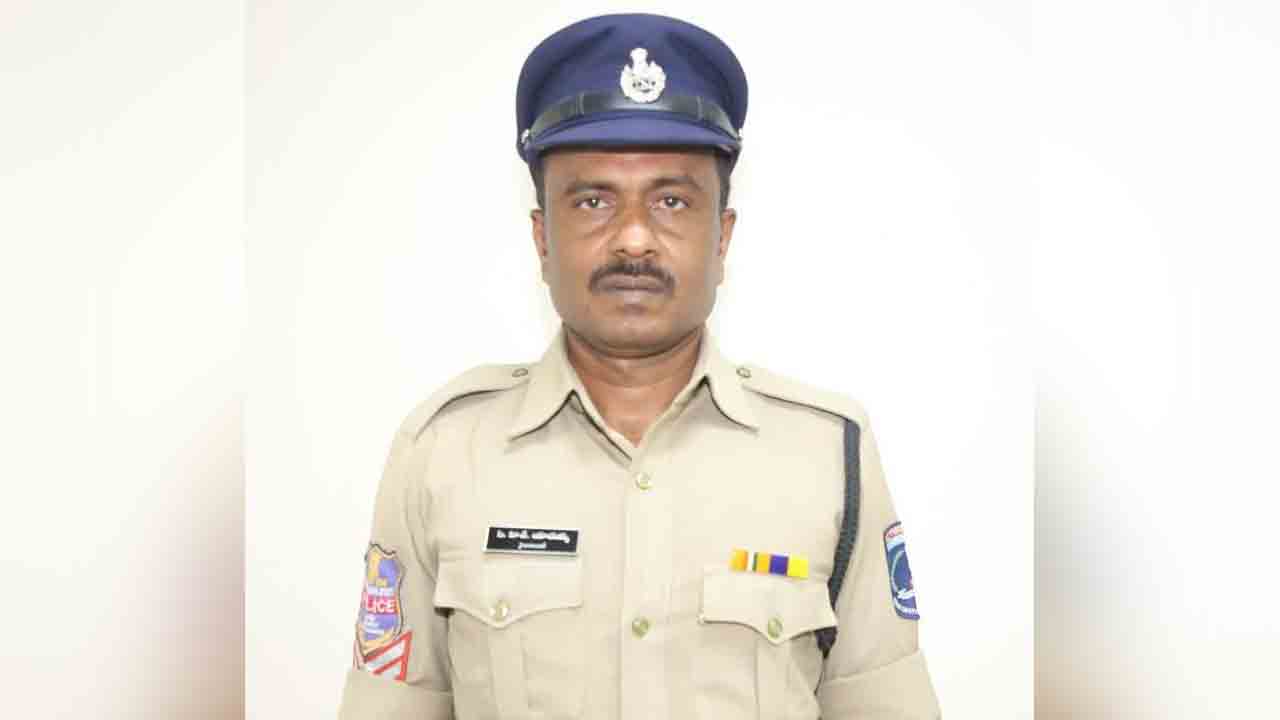 KTR | రాష్ట్ర‌ప‌తి శౌర్య ప‌త‌కాన్ని సాధించిన కానిస్టేబుల్ యాద‌య్య‌కు కేటీఆర్ అభినంద‌న‌లు