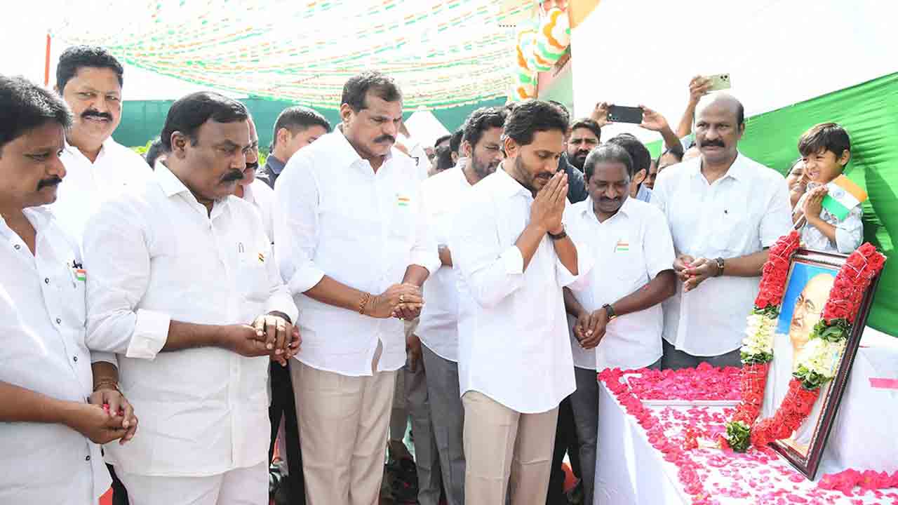 YS Jagan | స్వాతంత్య్రం కోసం పోరాడిన యోధులకు నివాళి అర్పించిన వైఎస్‌ జగన్‌