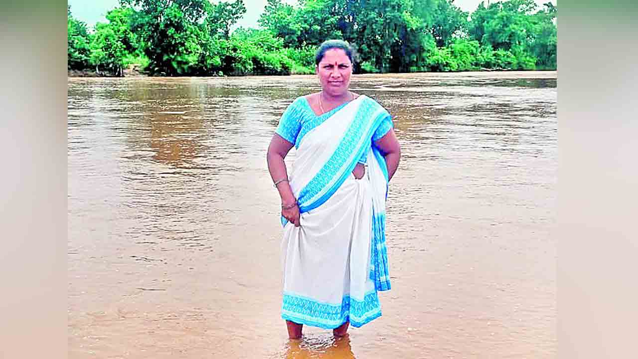 వరదను లెక్కచేయక విధులకు..