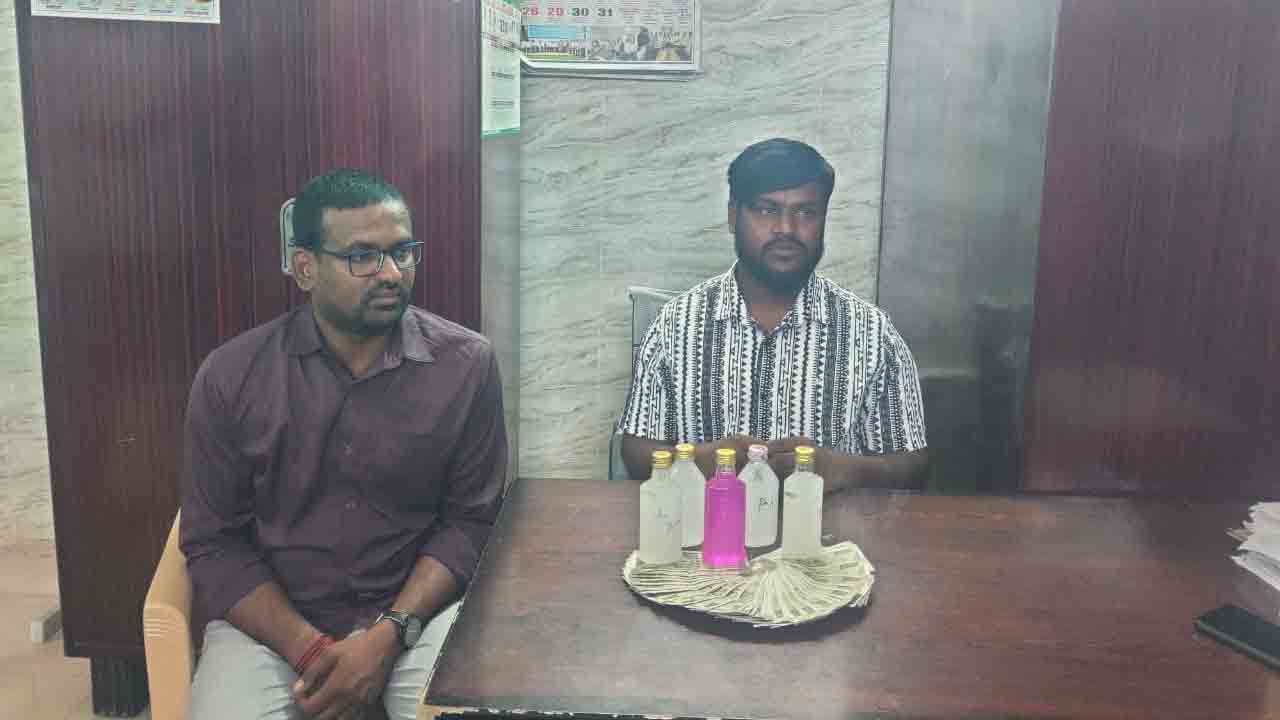 ACB Raids | రూ. 30 వేల లంచం తీసుకుంటూ ఏసీబీకి పట్టుబడ్డ ధరణి ఆపరేటర్, జూనియర్ అసిస్టెంట్