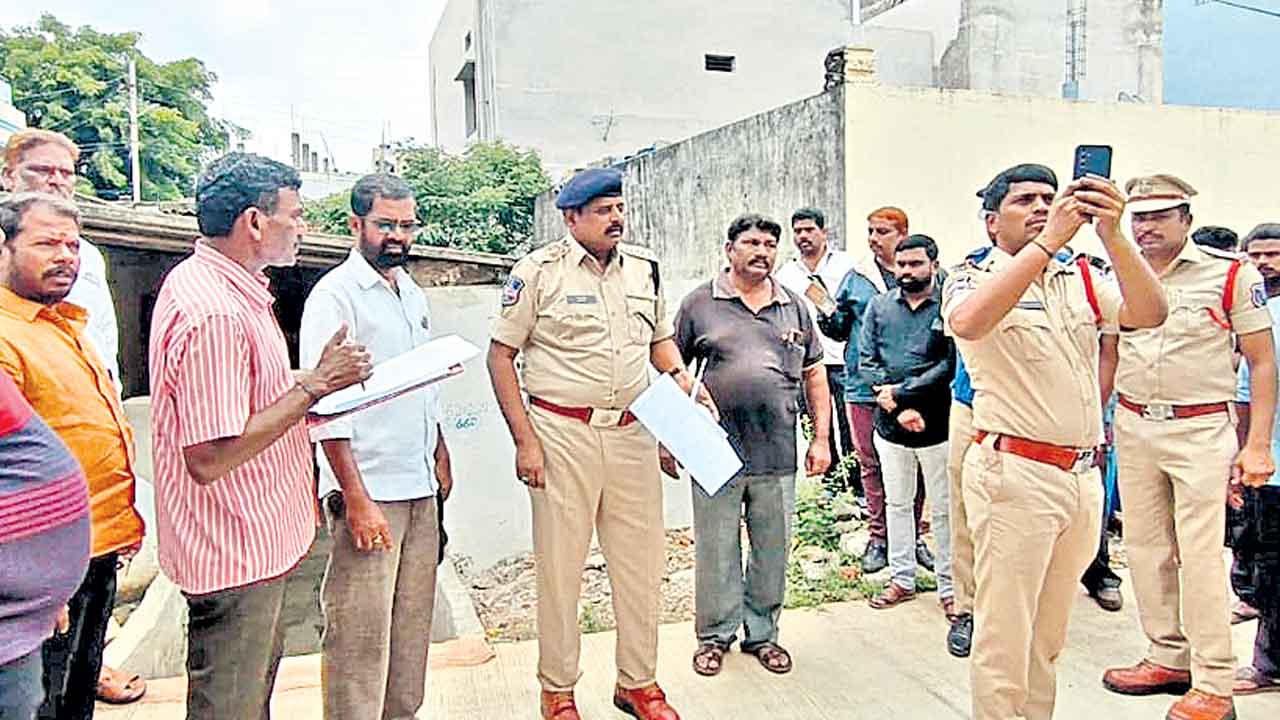 Hyderabad | ప్రేమించాలంటూ యువకుడి వేధింపులు.. మనస్తాపంతో బాలిక ఆత్మహత్య