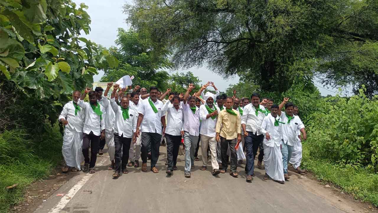 Adilabad | రుణమాఫీ కోసం రైతుల పాదయాత్ర..