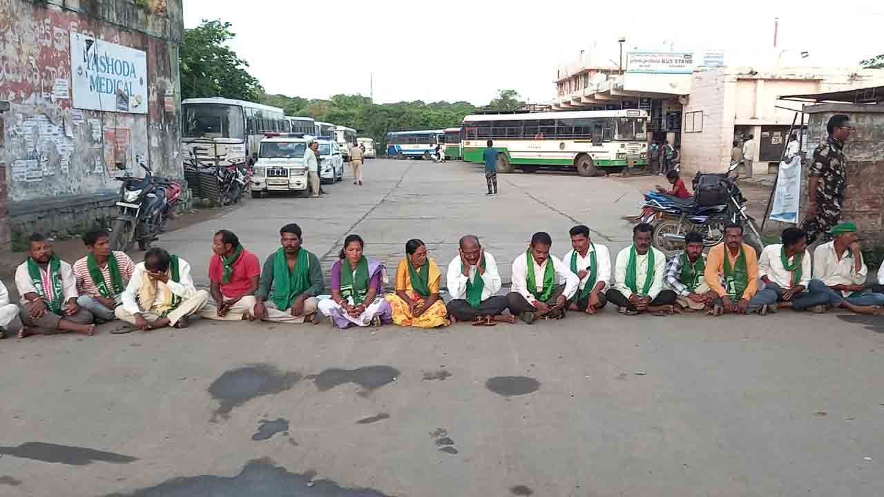 Adilabad | లంబాడీలను ఎస్టీ జాబితా నుంచి తొలగించాలని డిమాండ్.. కొనసాగుతున్న ఆదిలాబాద్‌ బంద్‌