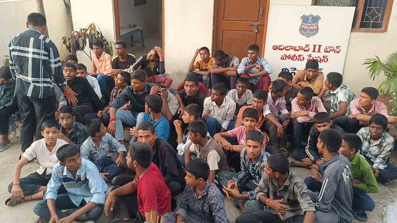 Gurukula Students | నాసిరకం భోజనంపై ప్రశ్నించినందుకు ప్రిన్సిపల్ వేధింపులు.. పోలీస్ స్టేషన్ ముందు బైఠాయించిన గురుకుల విద్యార్థులు