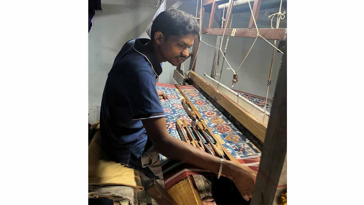 చేనేతలో యువ కళాకారుడి ప్రతిభ