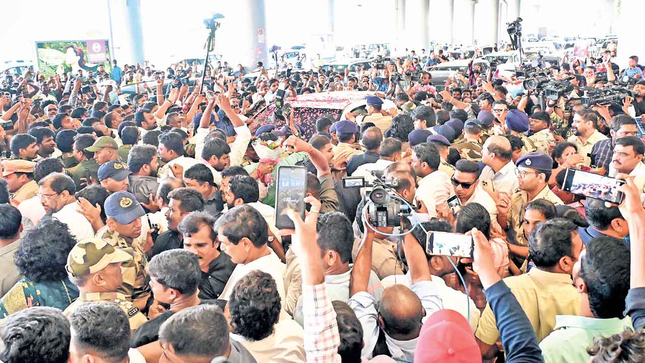 MLC Kavitha | వసంత విహార్‌లో కోలాహలం.. ప్రతి ఒక్కరినీ పేరుపేరునా పలకరించిన ఎమ్మెల్సీ కవిత