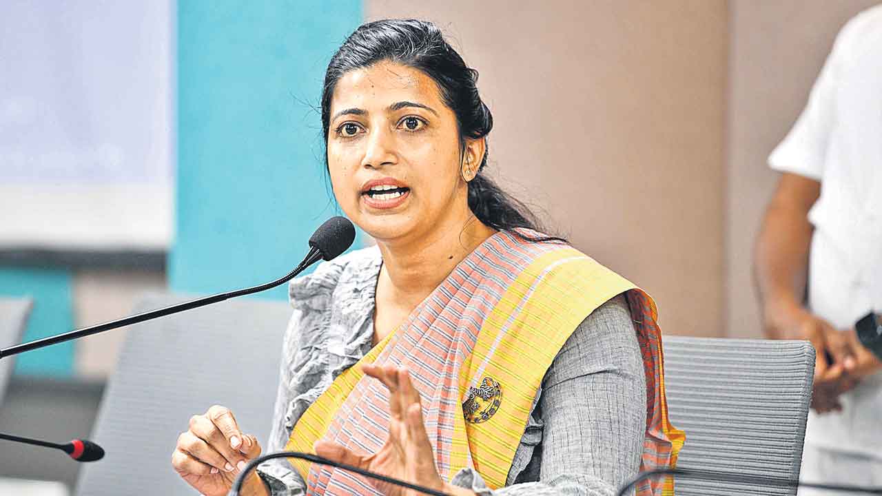 Amrapali | యాక్షన్‌లోకి కమిషనర్‌.. 10 మంది డిప్యూటీ కమిషనర్లకు షోకాజ్‌ నోటీసులు