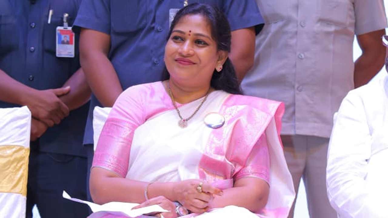 Vangalapudi Anitha | సెక్యూరిటీ లేకపోతే ప్రజలు తిరగబడతారని భయపడుతున్నాడేమో.. జగన్‌పై హోంమంత్రి అనిత సెటైర్లు