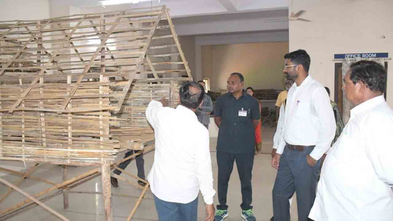 పర్యాటకులకు తెలిసేలా కళాకృతులు
