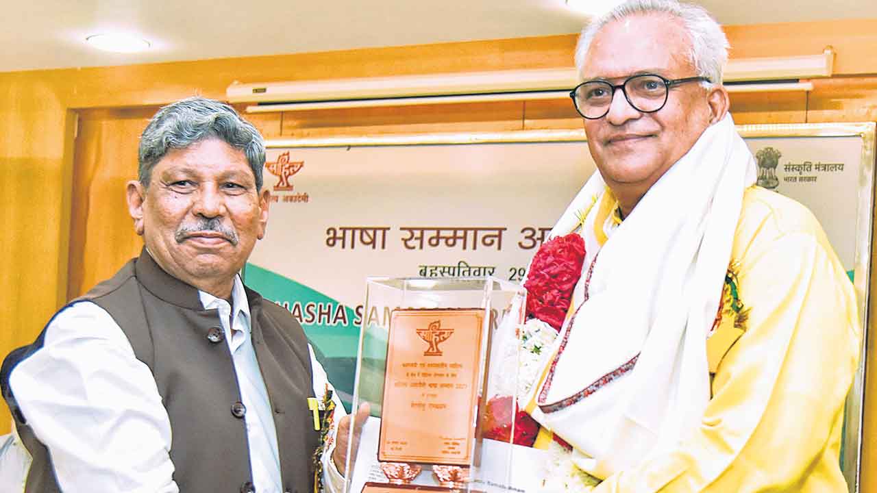 బేతవోలుకు ‘భాషా సమ్మాన్‌’ ప్రదానం