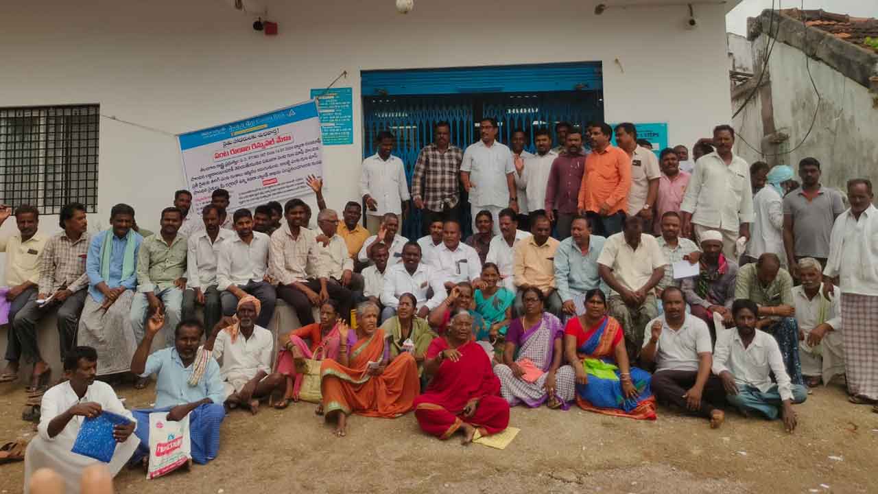 Nizamabad | రుణమాఫీ కాలేదని అన్నదాతల్లో ఆందోళన.. బ్యాంకుల ఎదుట ఆందోళనలు