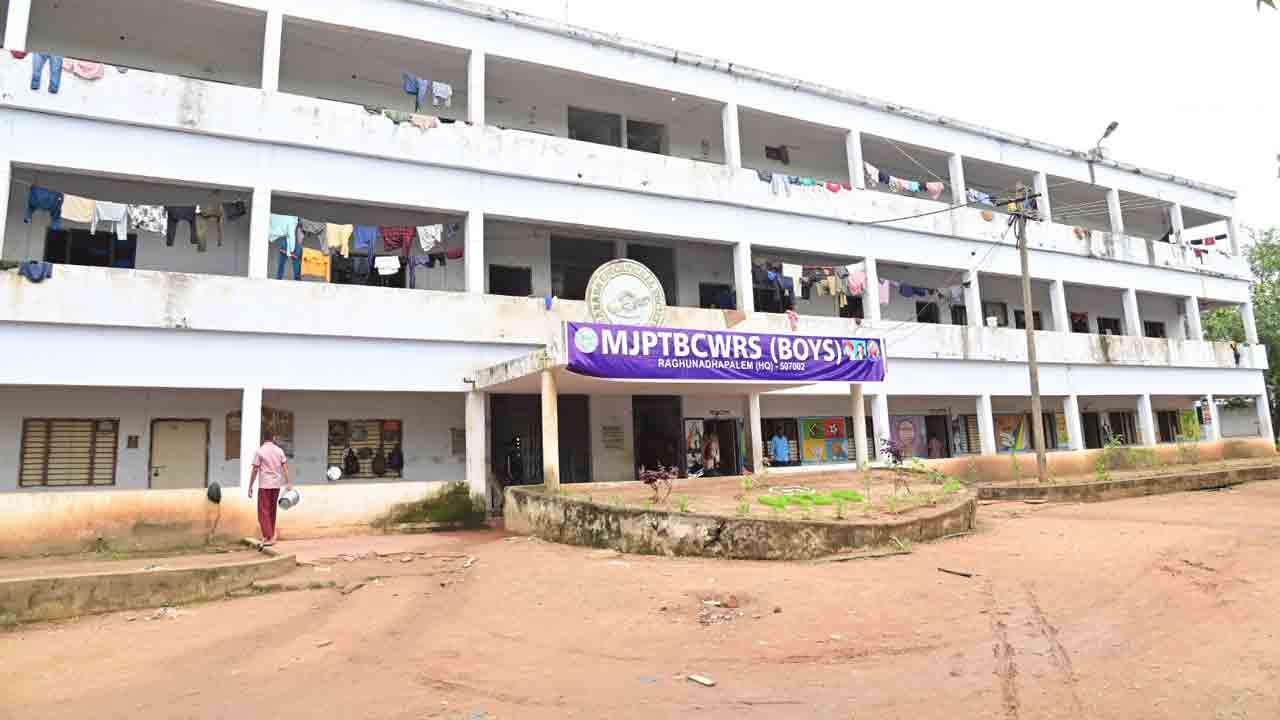 Gurukula Schools | అద్దెల కోసం బిల్డింగ్లకు తాళాలు