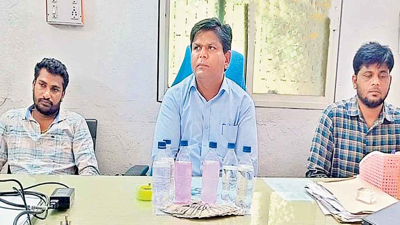 పహాణీ జారీకి 10 వేల లంచం