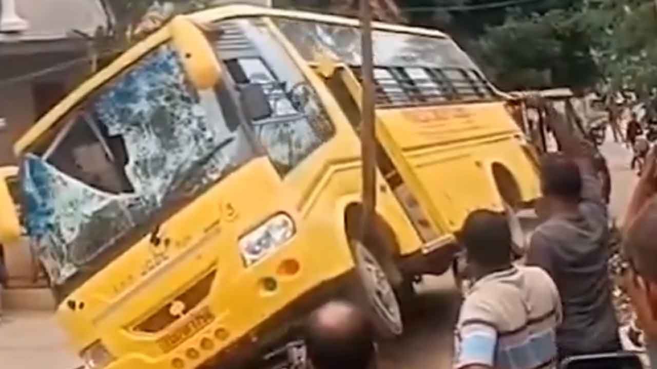 School bus | స్కూల్ బస్సు బోల్తా, విద్యార్థులకు గాయాలు : వీడియో