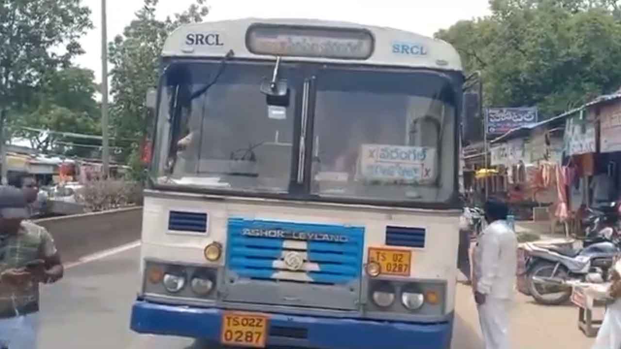 RTC bus | ఈ బస్సు నడపడం నానుంచి కాదు బాబోయ్‌.. రోడ్డుపైనే బస్సును నిలిపేసిన ఆర్టీసీ డ్రైవర్‌ : వీడియో