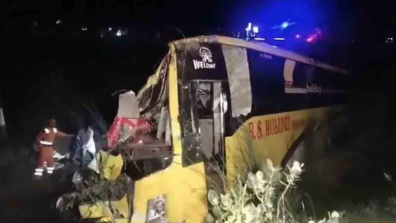 Accident | బస్సును ఢీకొట్టిన కారు.. ఏడుగురు దుర్మరణం