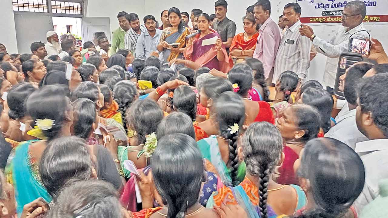 చెక్కుల పంపిణీ అడ్డుకోవడం సరికాదు