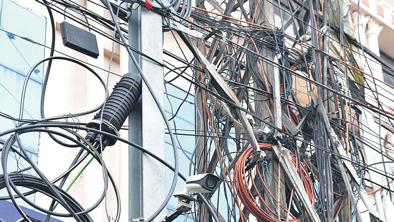 కరెంట్‌ స్తంభాలకు కేబుల్స్‌ తొలగింపు