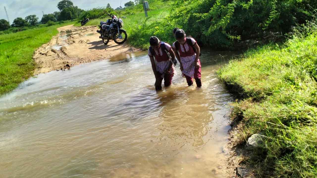 Narayanapet | క్లాసులు వినాలంటే కాలువ దాటాల్సిందే..