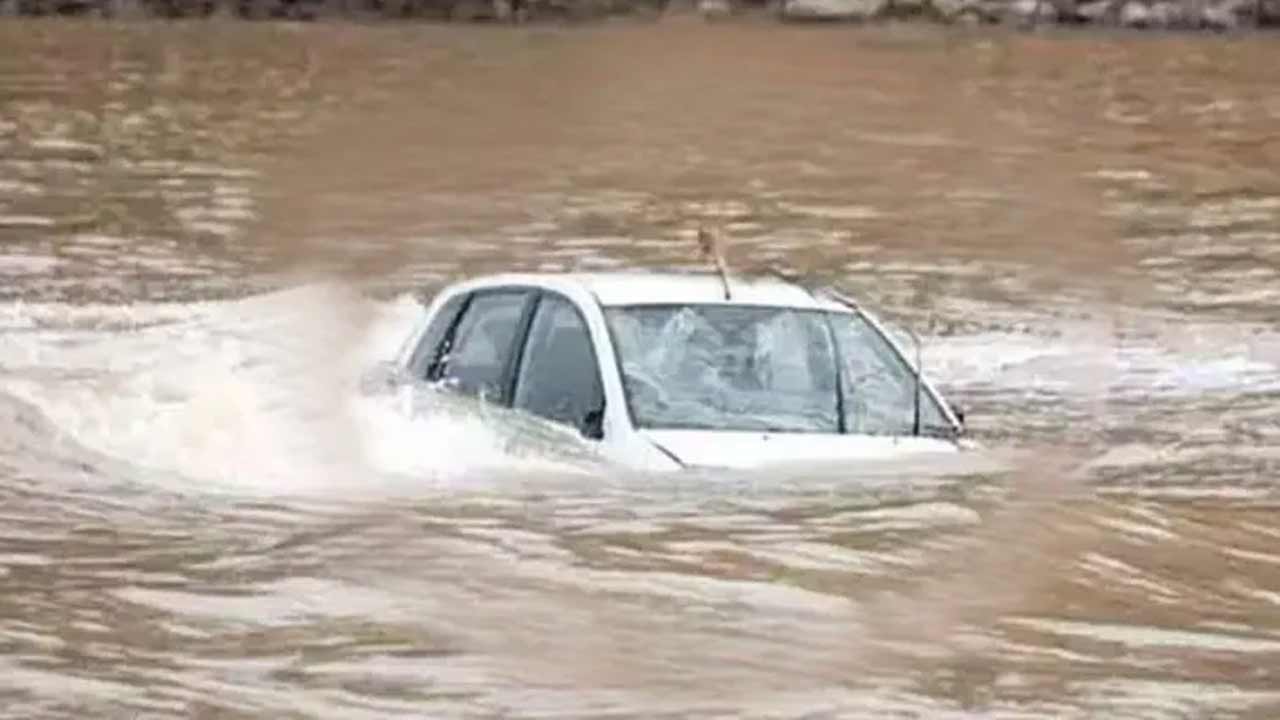 AP News | వరదలో కొట్టుకుపోయిన కారు.. టీచర్‌ సహా ఇద్దరు విద్యార్థులు మృతి