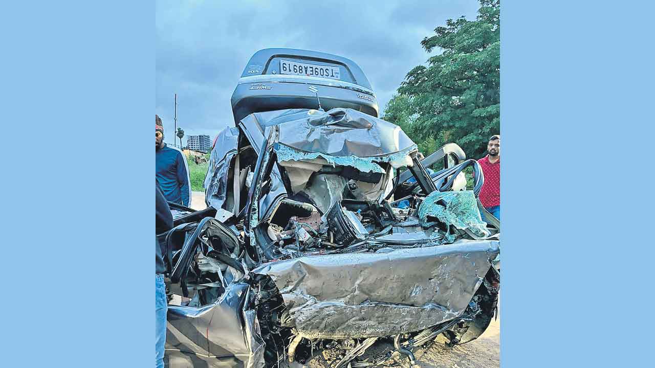 ఫ్లై ఓవర్‌ను ఢీకొట్టిన కారు.. యువకుడి మృతి