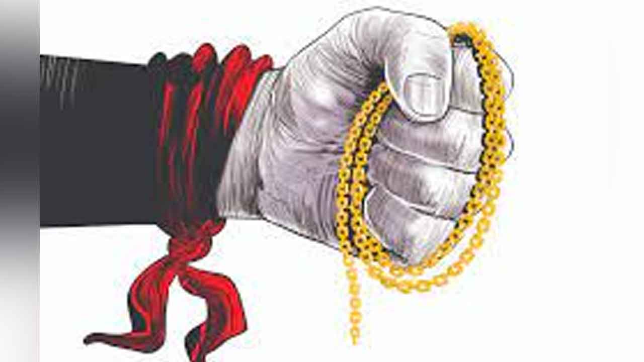 Chain snatching | యూసుఫ్‌గూడలో చైన్‌ స్నాచింగ్‌ దుండగుల విఫలయత్నం‌.. సెల్‌ఫోన్‌తో పరారీ