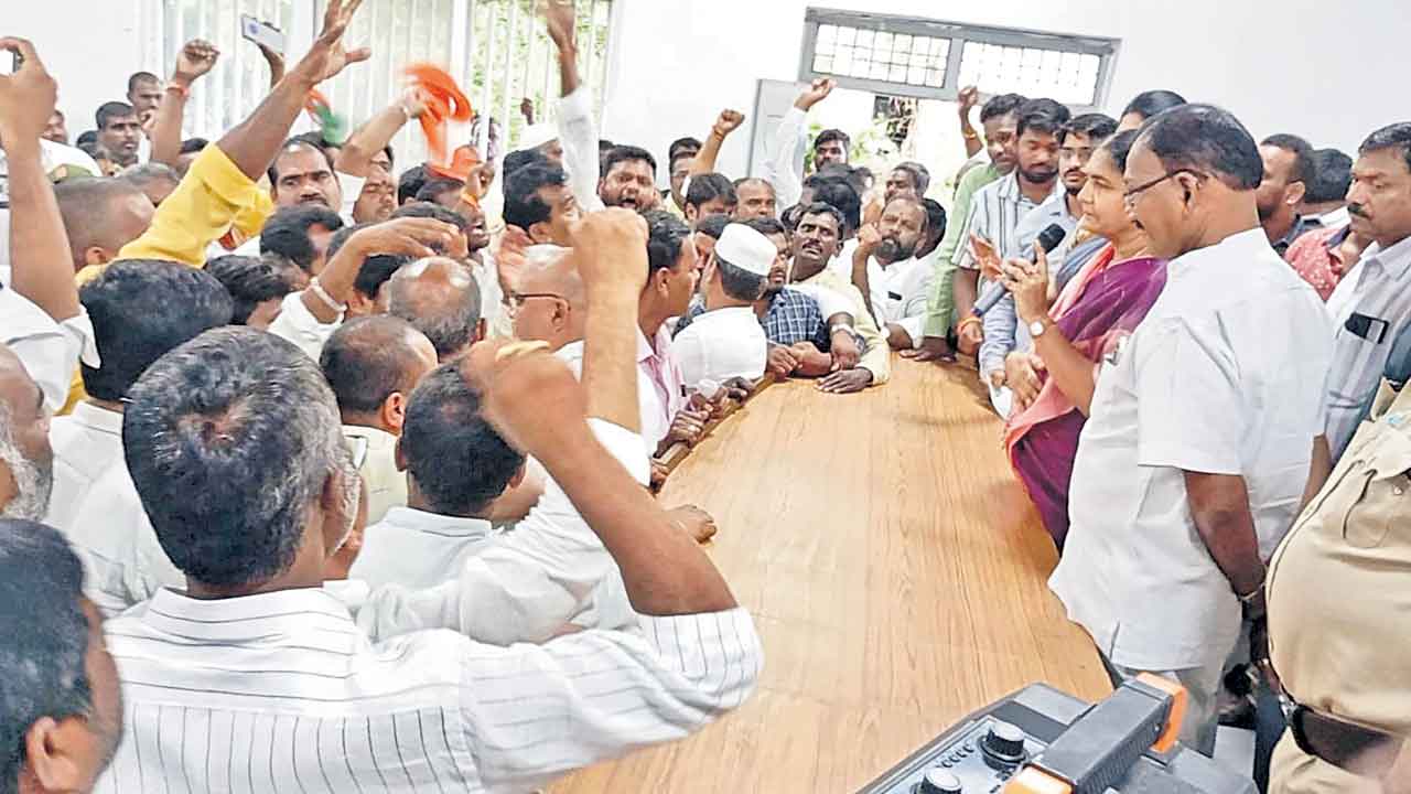 చెక్కుల పంపిణీని అడ్డుకున్న కాంగ్రెస్‌