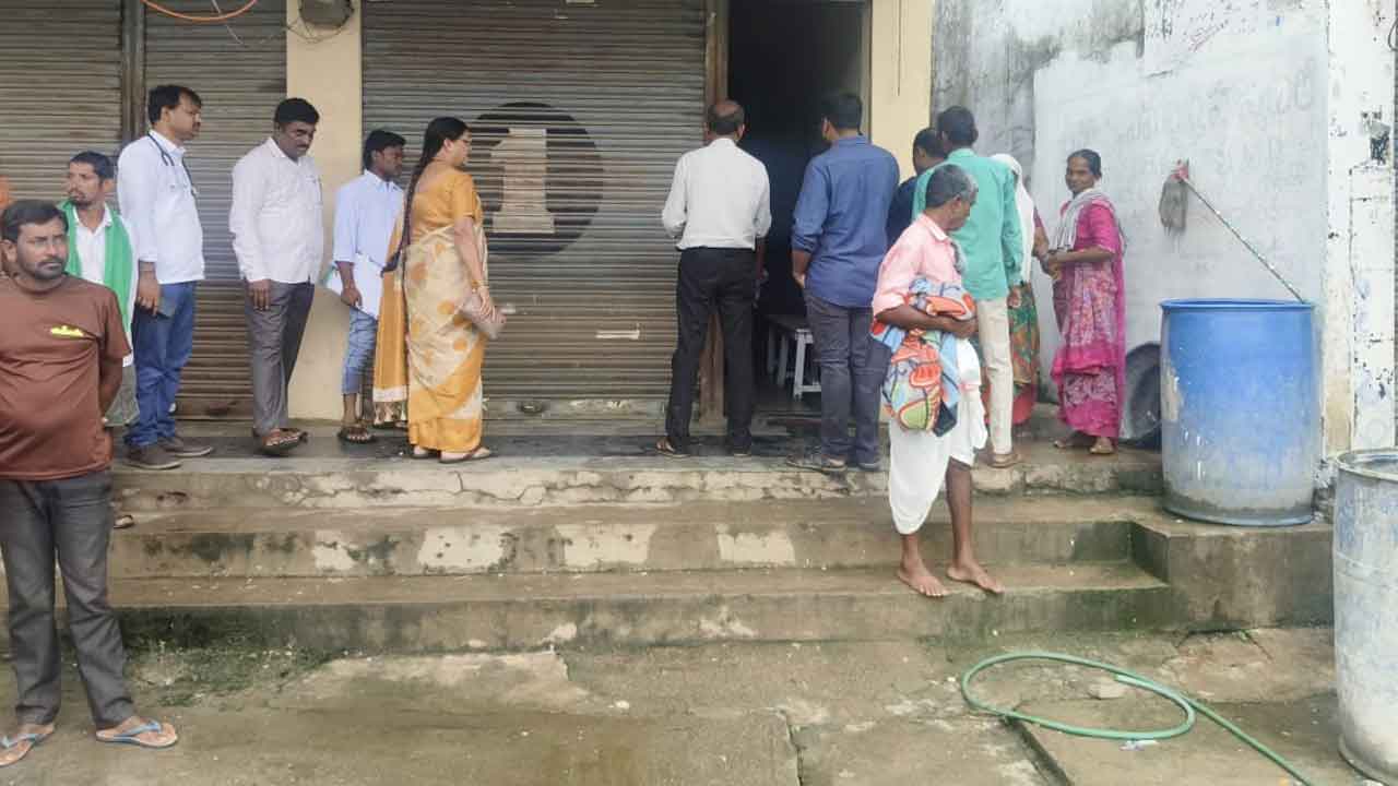 అనుమతుల్లేని క్లినిక్‌లు సీజ్‌