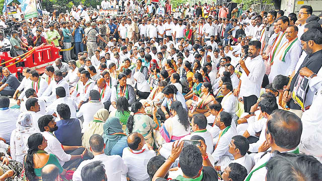 CM Revanth Reddy | ఖర్గేను కాదనలేక.. అదానీని అనలేక.. ఈడీ ఆఫీస్‌ ముందు ధర్నాలో సీఎం తర్జన భర్జన