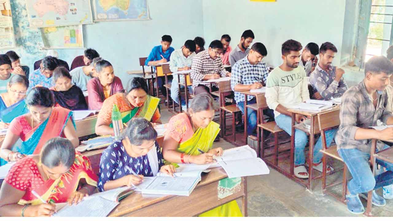 బడి మానేసి..చదువుకోలేని వారికి సువర్ణావకాశం..దూర విద్యా విధానంలో ప్రవేశాలకు నోటిఫికేషన్‌