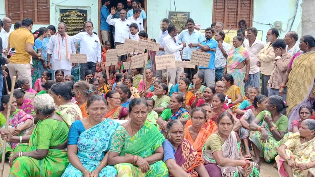 Mahabubabad | శ్మశానవాటిక స్థలం కబ్జా చేశారని దళితుల ధర్నా