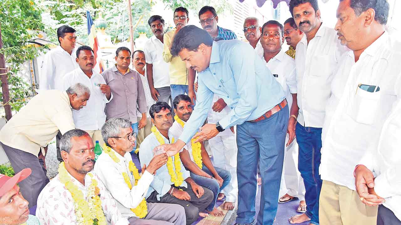 ఫలించిన నేతన్నల చర్చలు.. రిలే దీక్ష విరమణ