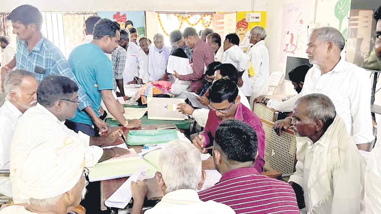 దరఖాస్తుల వెల్లువ