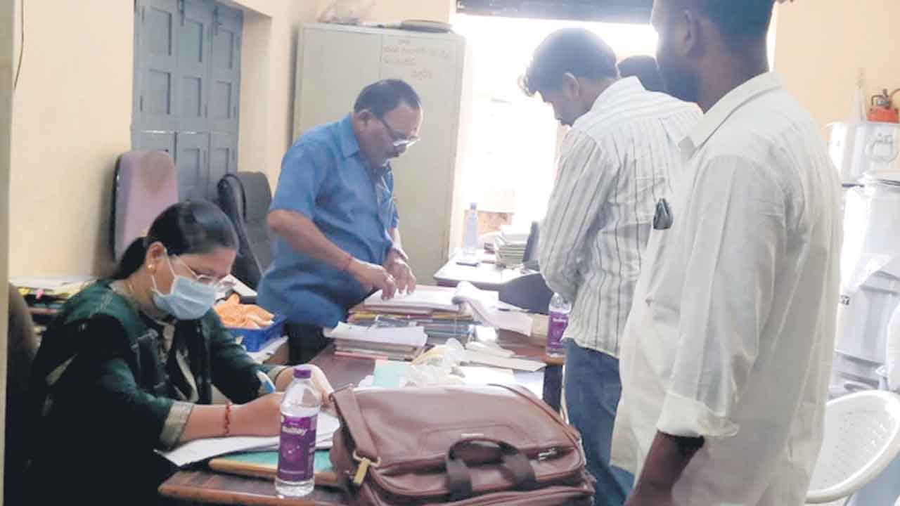 కదులుతున్న అవినీతి డొంక!