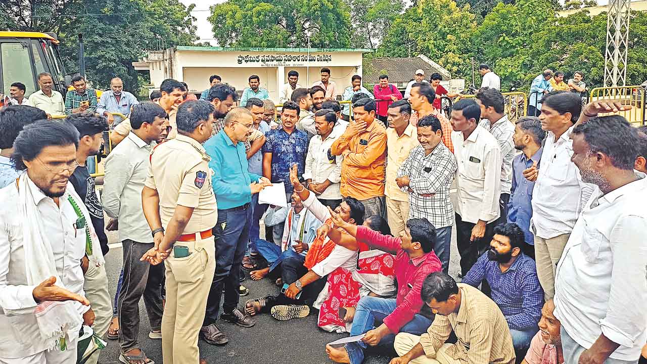 మాఫీ మంటలు.. బ్యాంకుల వద్ద రైతుల పడిగాపులు