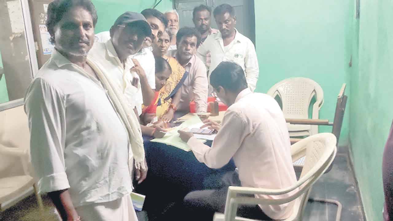 నమ్మించి ముంచిన్రు