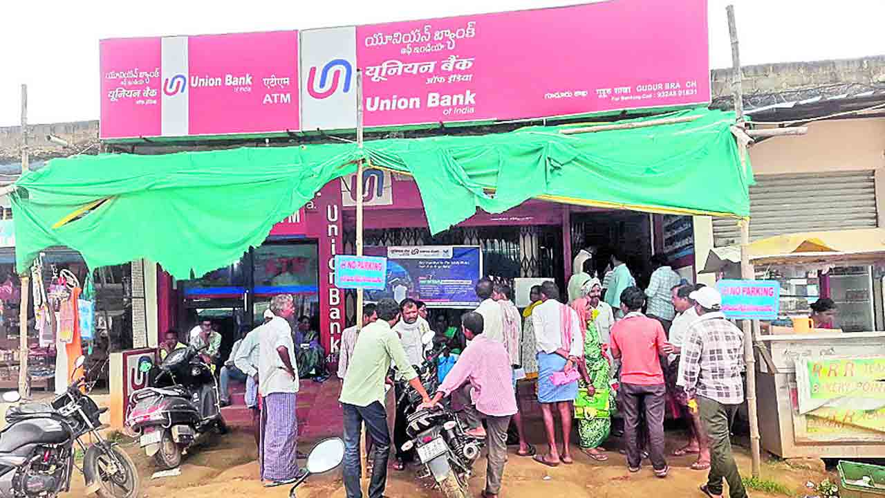 గూడూరులో ఇబ్బందులు పడ్డ రైతులు, కస్టమర్లు