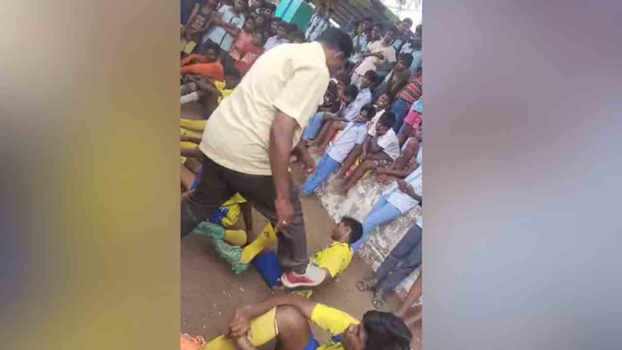 Tamil Nadu | ఇదేం పని..? ఫుట్‌బాల్‌ మ్యాచ్‌ ఓడిపోయారని విద్యార్థులను చితకబాదిన పీఈటీ టీచర్‌
