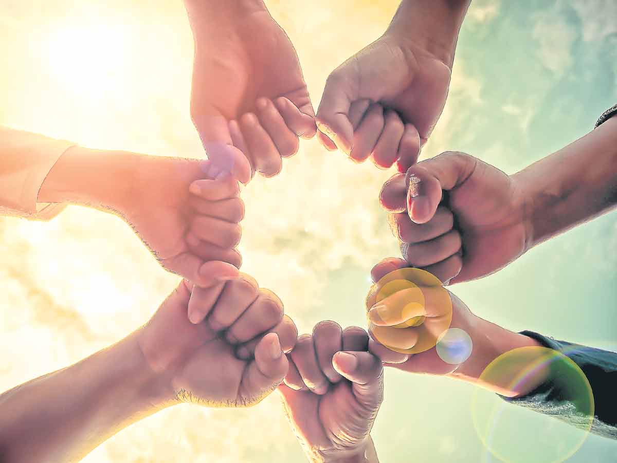 తడి కన్నులనే.. తుడిచిన నేస్తమా..