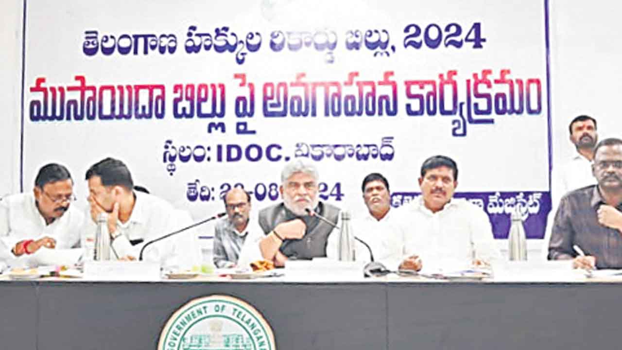 సంక్షేమ, అభివృద్ధి ఫలాలను అర్హులకు చేర్చాలి