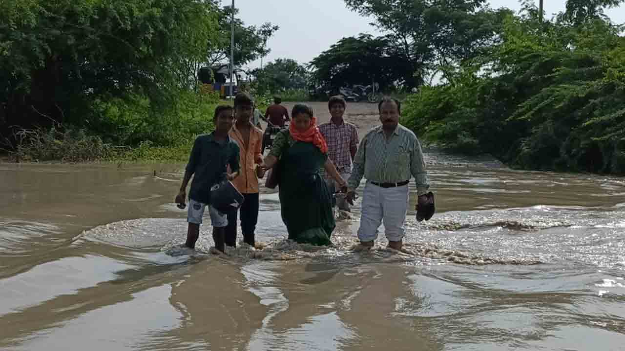 Gadwal | ప్రాణాలను ప‌ణంగా పెట్టి విధులకు హాజరైన ఉపాధ్యాయులు