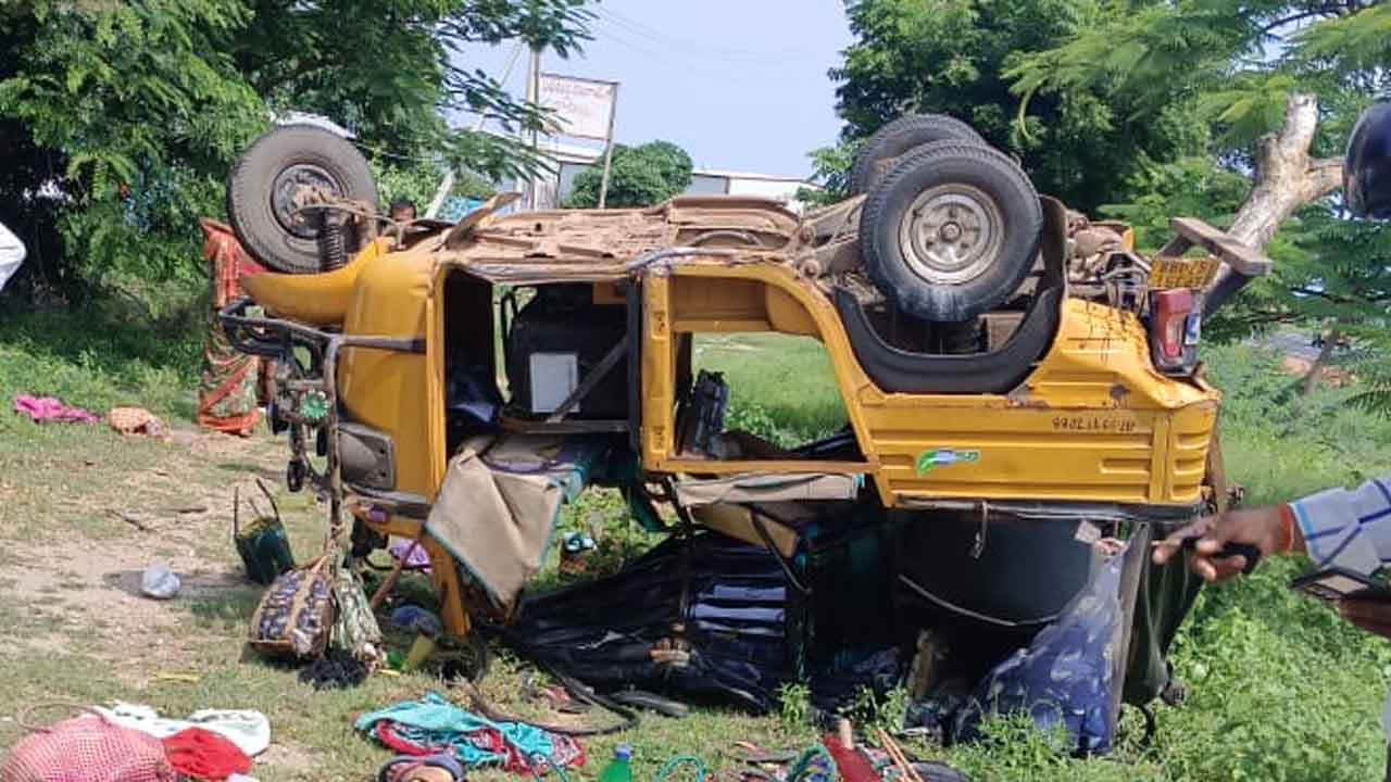 Road accident | ఆటోను ఢీకొన్న లారీ, ఒకరు మృతి, 17 మందికి తీవ్ర గాయాలు