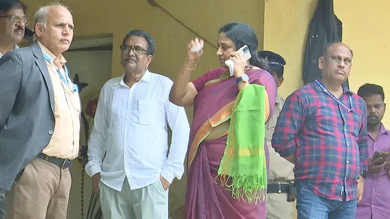 Gajapathinagaram | ఈవీఎంల వెరిఫికేషన్‌లో హైడ్రామా.. తాళాలు లేవని 3 గంటలు కాలయాపన