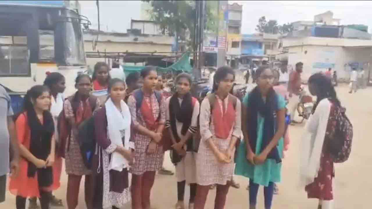 Mahalakshmi free bus | ఆర్టీసీ బ‌స్సుల్లో అమ్మాయిల‌కు అవ‌మానం.. బూతులు తిడుతున్న కండ‌క్ట‌ర్